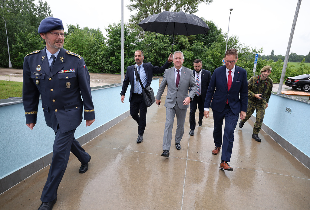 Ministr obrany Jaromír Zůna dnes navštívil Vojenskou lékařskou fakultu v Hradci Králové
