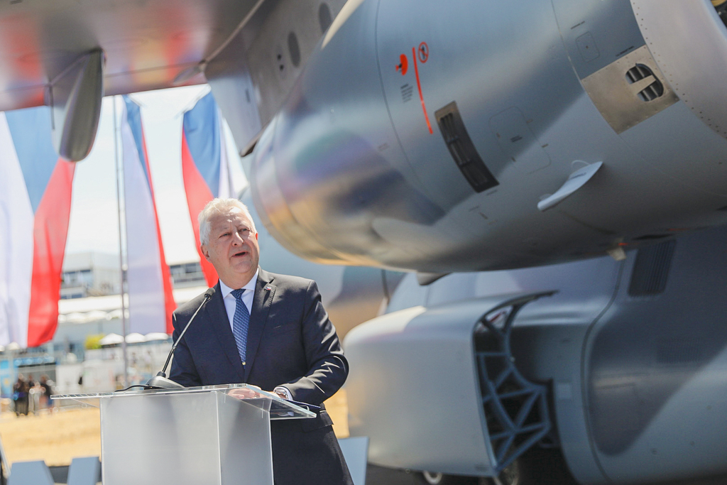 Ministr obrany Jaromír Zůna se zúčastnil mezinárodního aerosalonu Farnborough International Airshow
