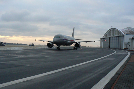 Letoun Airbus A-319 pojíždí k terminálu