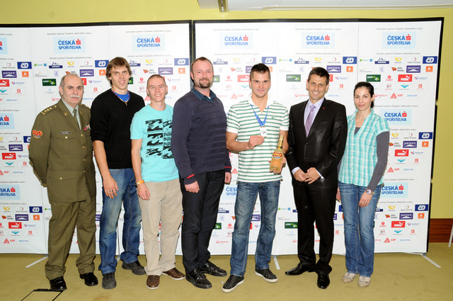 Gratulanti s finalisty HMS - ředitel Dukly plk. Priščák, Helcelet, Maslák, šéftranér atletiky Dvořák, Holuša, náměstek Michael Hrbata a šéftrenérka atletiky Dukla  Janků