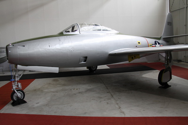 F-84 v hangáru č. 40 (5)