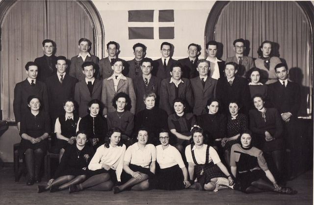 Skupina mladých lidí z Československa, kteří odešli počátkem války do Dánska. Fotografie cca 1942, Naestved v jižním Dánsku. V prostřední řadě první zprava Suse Böhmová, provdaná Zuzana Ledererová