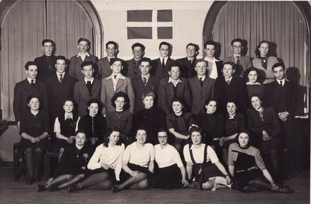 Skupina mladých lidí z Československa, kteří odešli počátkem války do Dánska. Fotografie cca 1942, Naestved v jižním Dánsku. V prostřední řadě první zprava Suse Böhmová, provdaná Zuzana Ledererová