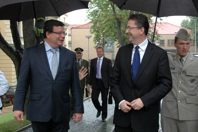 Alexandr Vondra a Martin Glváč po příjezdu na ministerstvo obrany