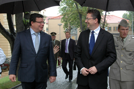 Alexandr Vondra a Martin Glváč po příjezdu na ministerstvo obrany