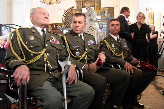 Zleva: generál Jaroslav Klemeš, plukovník Miroslav Hlaváč a podplukovník Ladislav Švejda