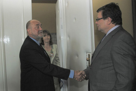 Ředitel Základní školy Spálené Poříčí Jiří Šeffl zahlásil ministrovi obrany Alexandru Vondrovi splnění úkoly - pokoření brdských osmistovek