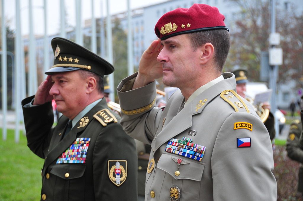  Generálmajor Karel Řehka s generálem Danielem Zmekem uctili památku divizního generála Vojtěcha B. Luži 
