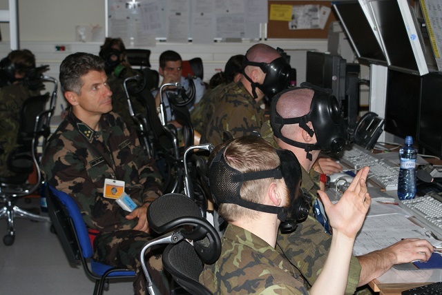  Maďarský hodnotitel sleduje činnost směny řešící nestandardní situaci ve vzdušném prostoru