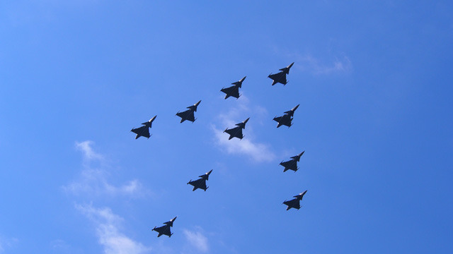 Unikátní průlet formace 10 letounů JAS-39 Gripen