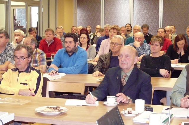  V jednacím sále Posádkového domu v Jincích se sešlo celkem 73 zástupců okolních obcí a dotčených krajů