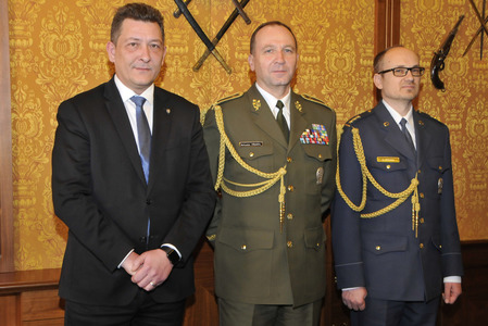Čestní hosté: státní tajemník Petr Vančura, rektor Univerzity obrany brigádní generál Bohuslav Přikryl a plukovník gšt. Alexandr Štefek, prorektor pro vědeckou a expertní činnost