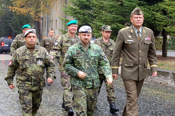 Náčelník Generálního štábu Armády ČR genpor. Josef Bečvář tento týden pokračuje v sérii pracovních návštěv u útvarů a zařízení AČR. K útvarům pozemních sil jej doprovázel velitel Pozemních sil AČR genmjr. Ján Gurník.