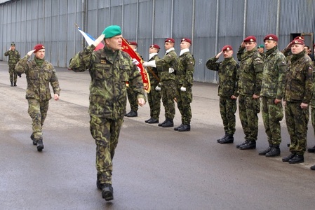 Generálporučík Josef Bečvář navštívil výsadkáře v Chrudimi