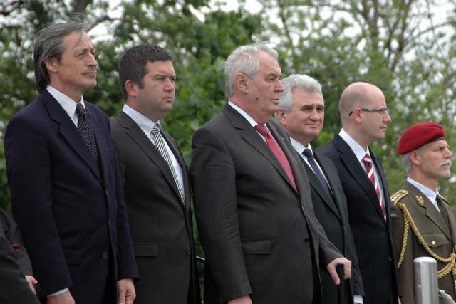 Čestní hosté na tribuně (zleva): ministr obrany Martin Stropnický, předseda Poslanecké sněmovny Jan Hamáček, prezident republiky Miloš Zeman, předseda Senátu Milan Štěch, předseda vlády Bohuslav Sobotka, náčelník GŠ AČR armádní generál Petr Pavel