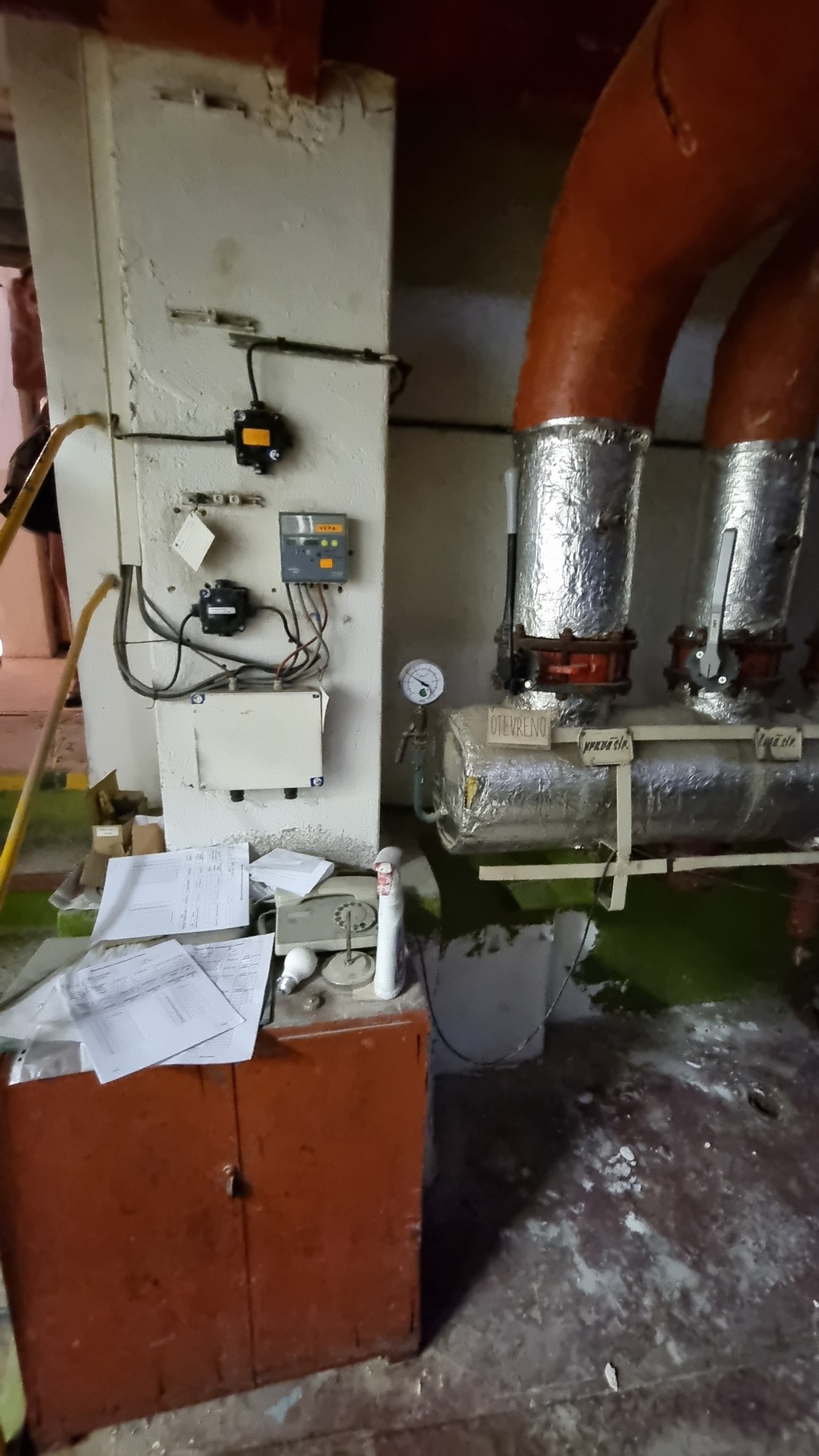 Budova ministerstva obrany padá lidem na hlavu