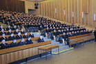 Absolventy nástupního kurzu PČR přijeli podpořit i rodinní příslušníci a blízcí (vzadu)