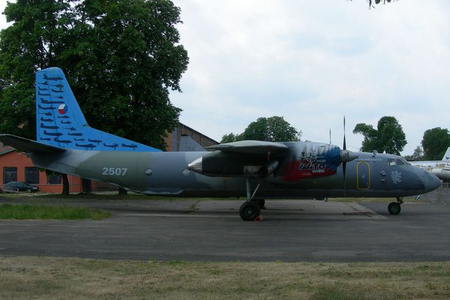 Letoun An-26 na ploše kbelského muzea s výročním nátěrem na ocasních plochách