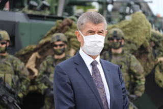 Premiér Andrej Babiš mezi vojáky.