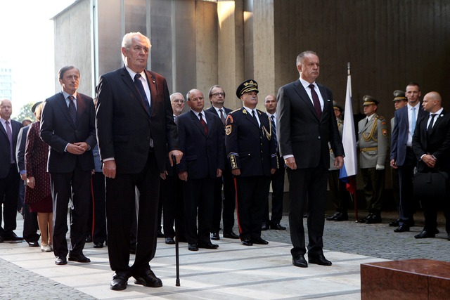 Slavnostní ceremoniál položení věnců
