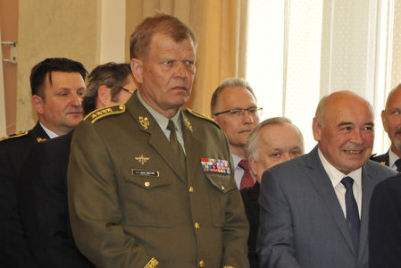 Předávání cen Bezpečnostní rady státu se zúčastnil armádní generál Josef Bečvář, vedle něj stojí generálporučík v. v. Jaroslav Kolkus, ředitel Centra bezpečnostních a vojenskostrategických studií UO, který cenu přebíral