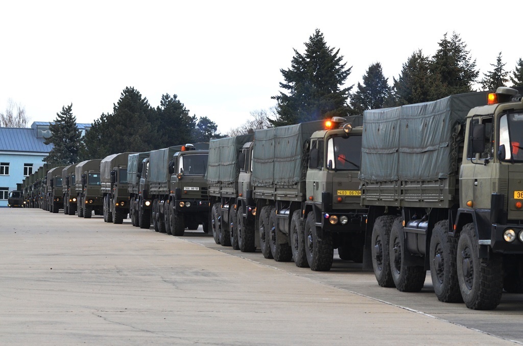  Kolona tater přijíždí na pardubické letiště pro materiál 