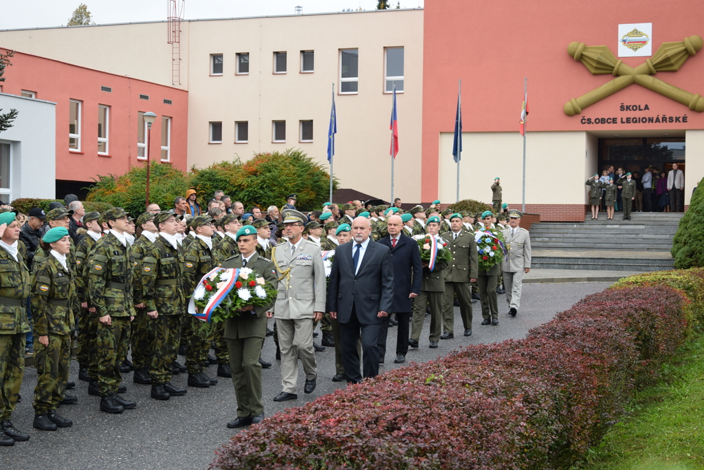 Položení věnců čestnými hosty při pietním aktu
