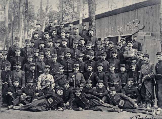 Skupinová fotografie části příslušníků roty