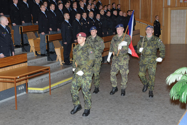 Ceremoniál zahájilo přinesení státní vlajky instruktory Centra základní přípravy VeV-VA 