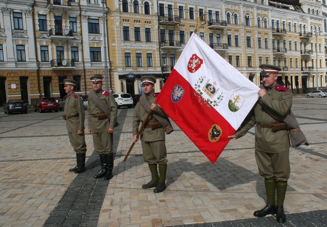 Replika praporu České družiny byla rozvinuta přesně v těch samých místech jako před sto lety originál