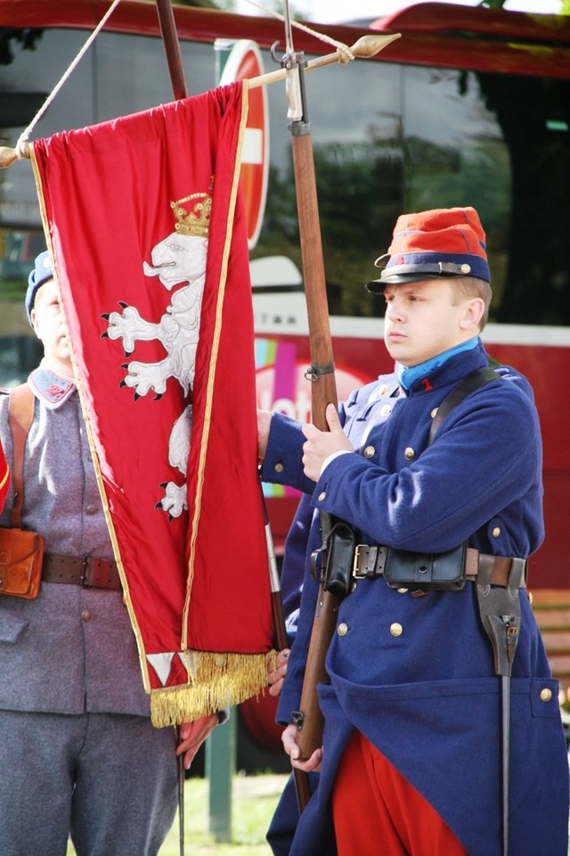 Tyto stejnokroje měli v roce 1915 příslušníci roty Nazdar. Na fotografii je i replika rotního praporce