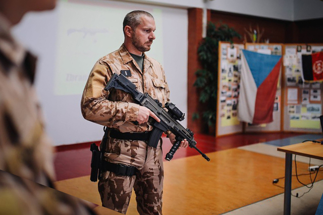  Vojáci se podělili s dětmi o své zkušenosti z misí