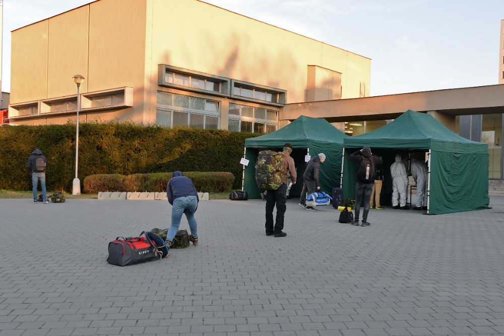  Nejprve museli projít nezbytnými bezpečnostními opatřeními