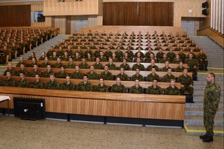  Úspěšní absolventi kurzu při vyřazení v aule