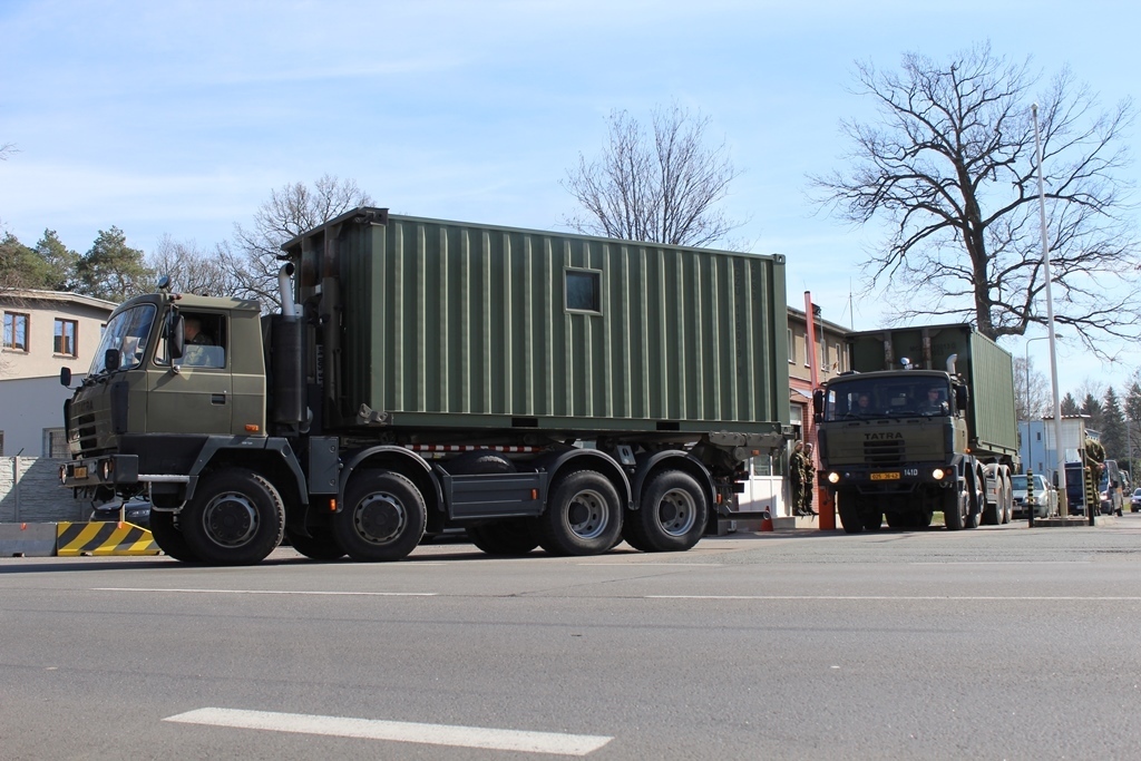  Ve spolupráci s Centrem podpory operací logistici přepravují ubytovací kontejnery