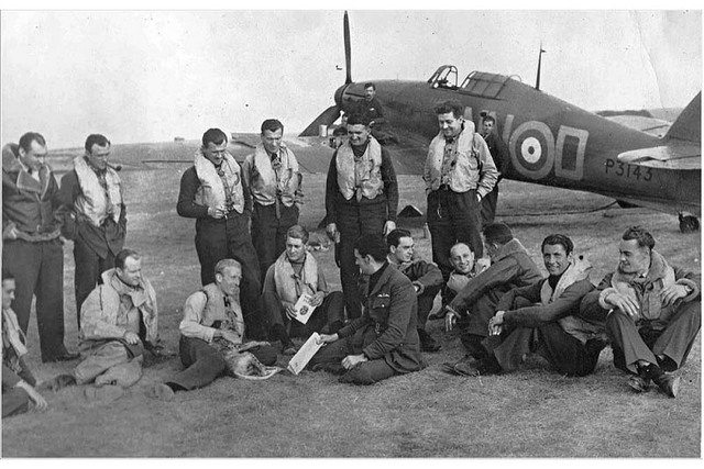 Duxford, září 1940, piloti 310. čs. stíhací perutě,  za nimi jejich Hurricane Mk.I