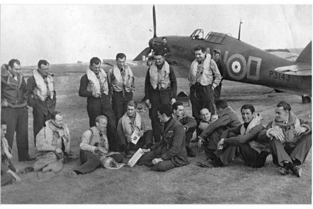 Duxford, září 1940, piloti 310. čs. stíhací perutě,  za nimi jejich Hurricane Mk.I