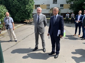Ministr s premiérem před komunitním centrem