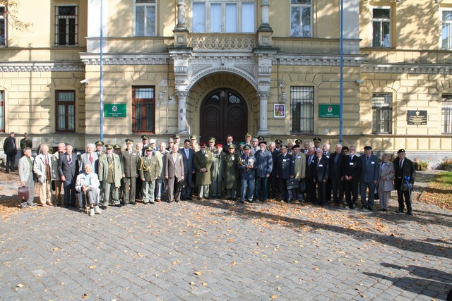 Společné foto všech přítomných akademiků s hlavními představiteli MO a AČR