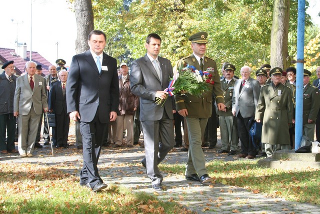 Náměstek Michael Hrbata, poslanec Zdeněk Boháč a brigádní generál Jiří Baloun položili kytici u pamětní desky divizního generála Otakara Zahálky