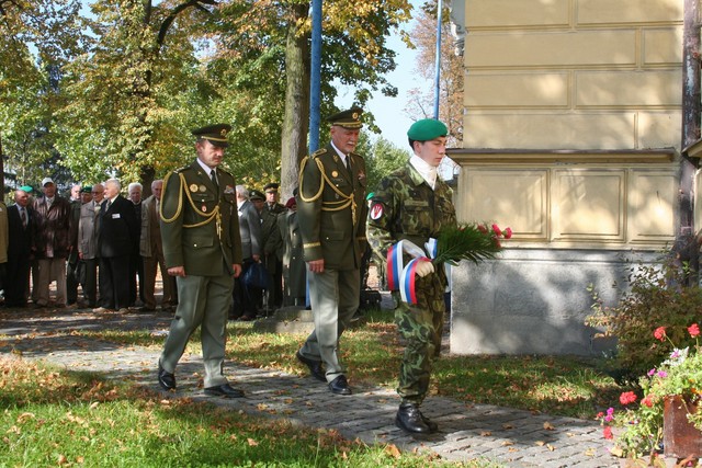  Generálmajor Hynek Blaško spolu s plukovníkem gšt. Rudolfem Honzákem kladou kytici k památníku divizního generála Otakara Zahálky