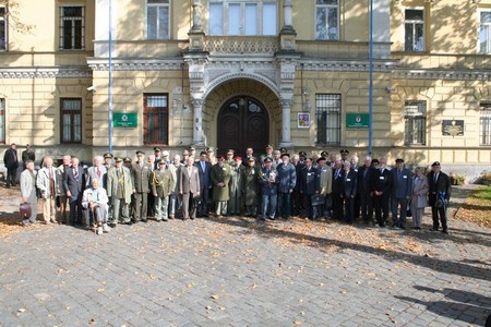  Společné foto všech přítomných akademiků s hlavními představiteli MO a AČR