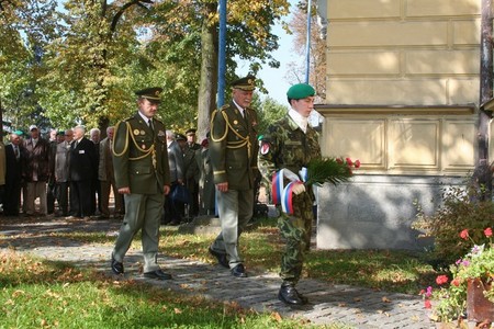  Generálmajor Hynek Blaško spolu s plukovníkem gšt. Rudolfem Honzákem kladou kytici k památníku divizního generála Otakara Zahálky