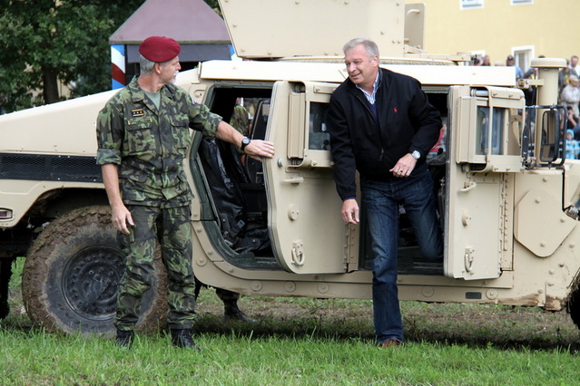 Náčelník gen štábu P. Pavel a ministr obrany V. Picek