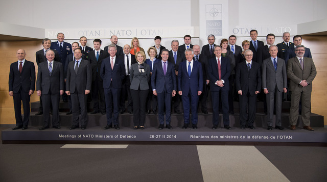 Společná fotografie ministrů obrany Aliance