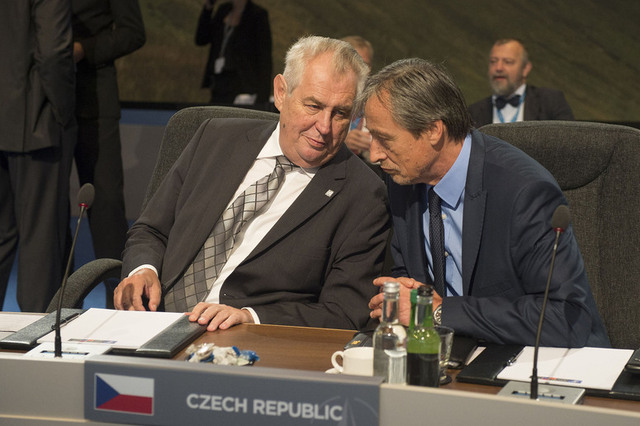 Prezident Miloš Zeman a ministr obrany Martin Stropnický na summitu NATO
