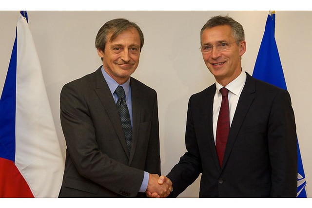 Generální tajemník NATO Stoltenberg a ministr obrany Stropnický