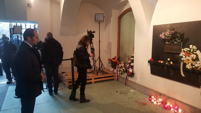 Náměstek Pavel Beran nejprve položil květinu u pamětní desky na Národní třídě