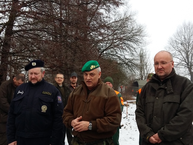 Ředitel Krajského ředitelství Policie ČR Zlínského kraje plk. Jaromír Tkadleček, zástupce náčelníka Generálního štábu AČR genpor. František Malenínský a ředitel státního podniku VLS Josef Vojáček