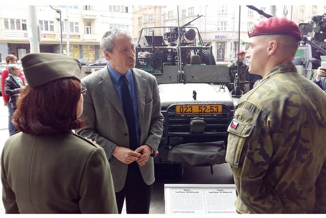 Ministr obrany Martin Stropnický s plukovnicí Lenkou Šmerdovou a jedním z vojáků, kteří se na akci Army den podíleli
